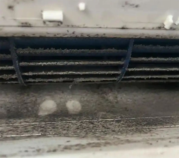雅安空调吹的风有股烧焦味是怎么回事